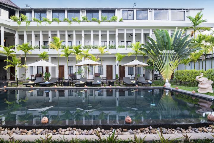 Pool Hotel