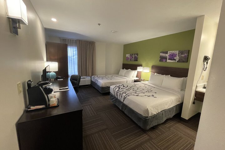 1 Queen Bed (15 of 17)