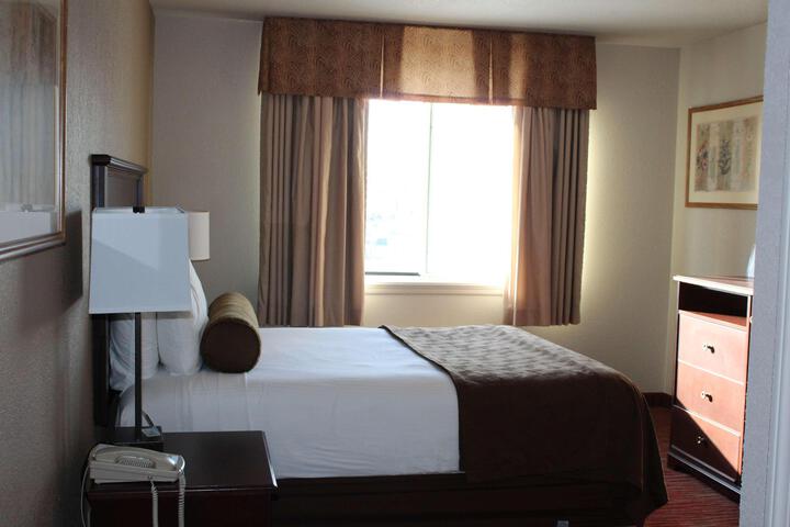 2 Queen Beds High Speed Internet Accessible First Floor Pet Friendly Room Coffee Maker Shower Only Full Breakfast (23 of 27)