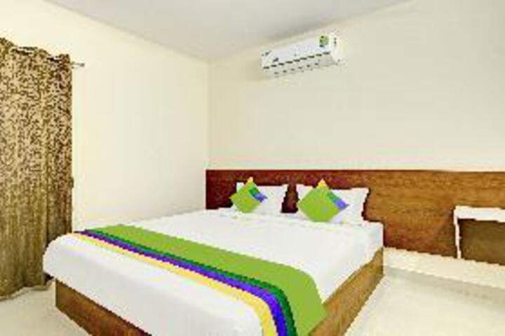 Room 12 of 28