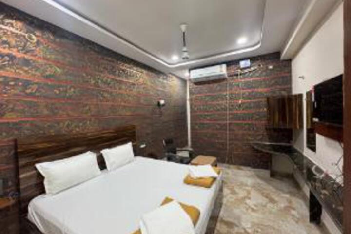 Room 4 of 53
