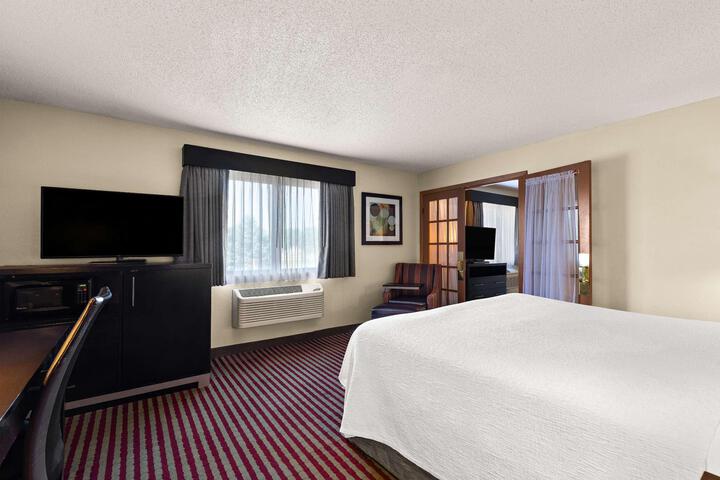 Suite 1 King Bed Sofa Bed Sitting Area Work Desk Microwave and Refrigerator WiFi Full Breakfast (9 of 13)
