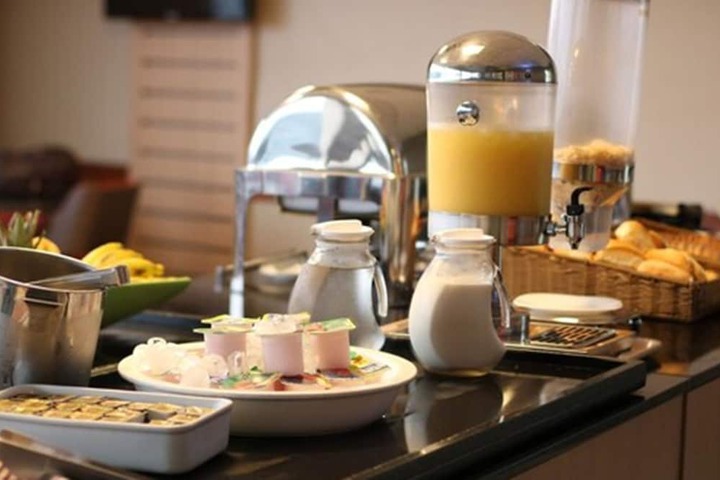 Breakfast/Coffee Service 28 of 32