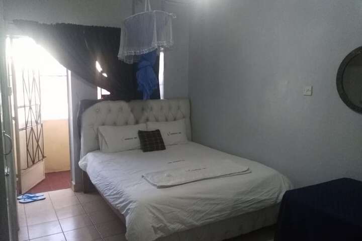 Room 5 of 16
