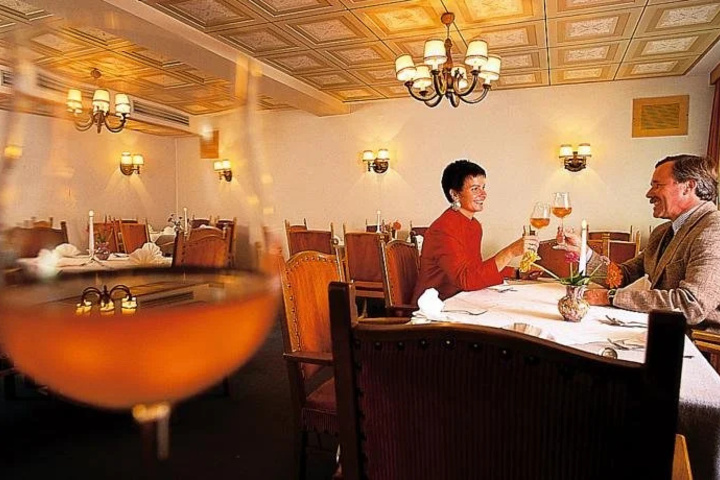 Dining 3 of 6
