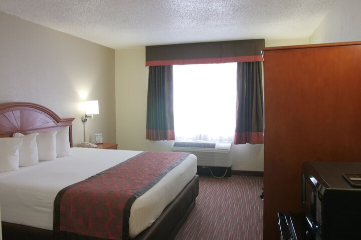 1 King Bed Accessible (17 of 18)