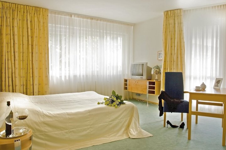 Room 4 of 102