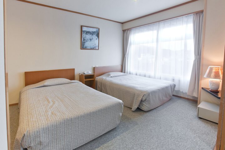 Room 8 of 34