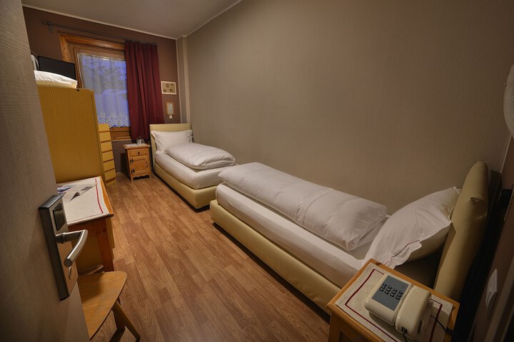 Room 9 of 77