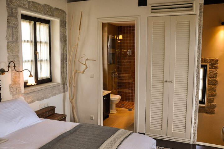 Room 2 of 107