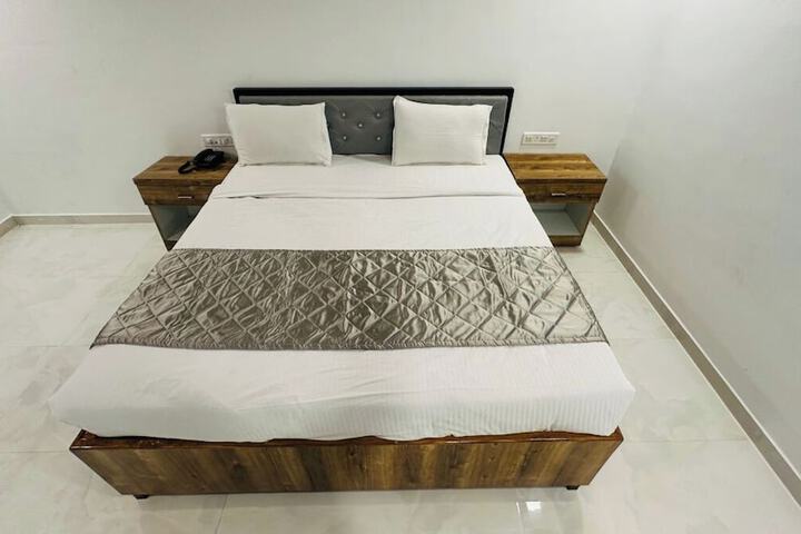 Room 9 of 25