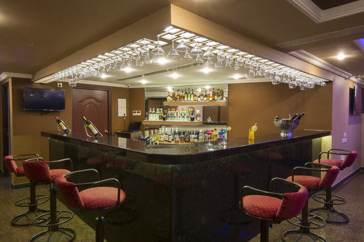 Lounge 27 of 38