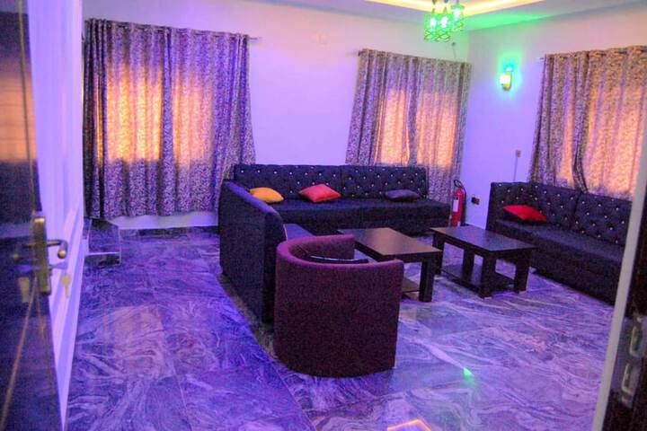 Lounge 17 of 28