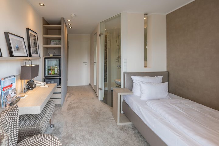 Room 15 of 38