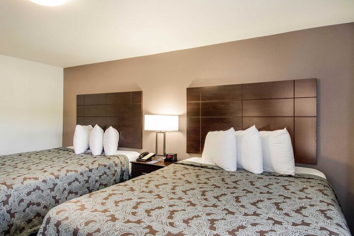 2 Queen Beds (8 of 8)