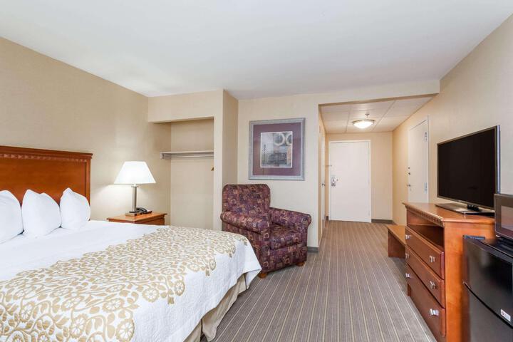 2 Queen Beds (5 of 9)