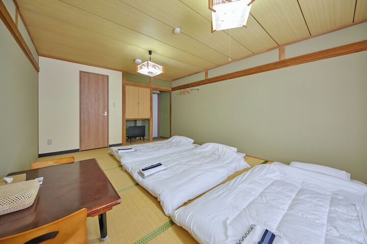 Room 32 of 80