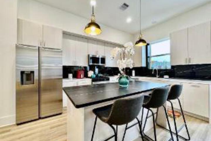 Exterior of Centrally located cozy getaway near downtown