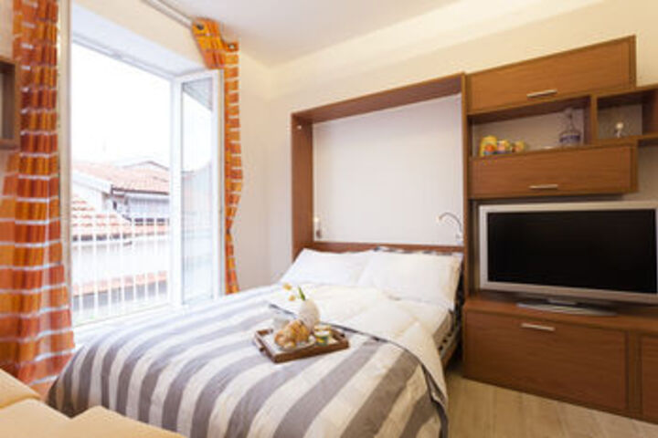 Room 9 of 33