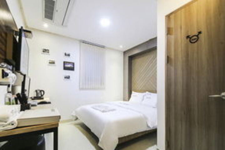 Room 12 of 30