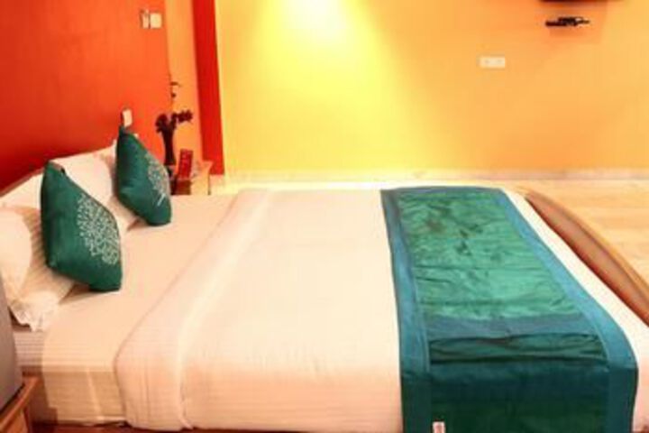 Room 4 of 12