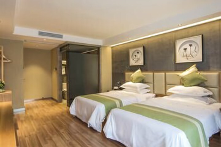 Room 4 of 9
