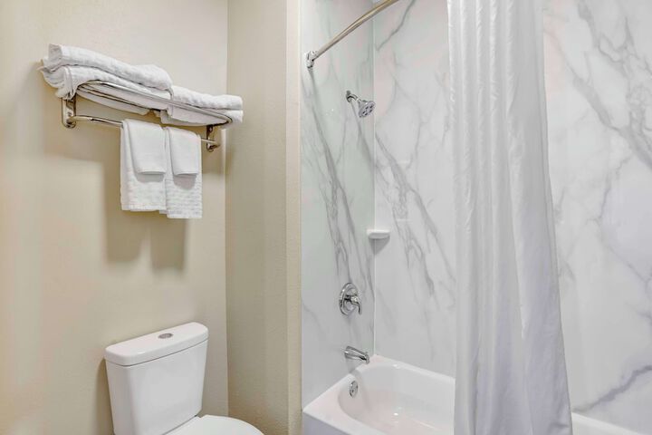 1 Queen Bed Pet Friendly Room Work Desk Sofa Microwave and Refrigerator WiFi Full Breakfast (12 of 31)