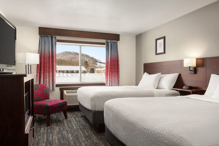 2 Queen Beds (8 of 9)