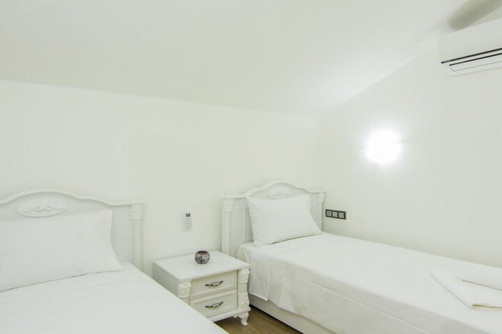 Room 12 of 35