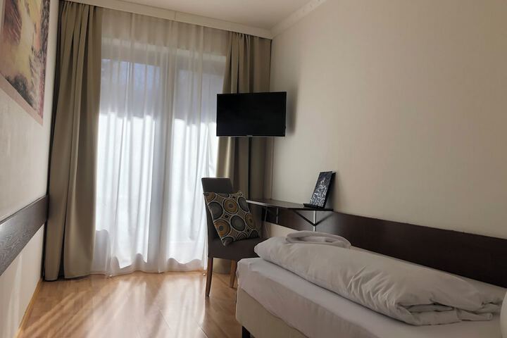 Room 7 of 60