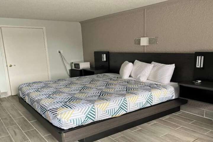 Room 17 of 40