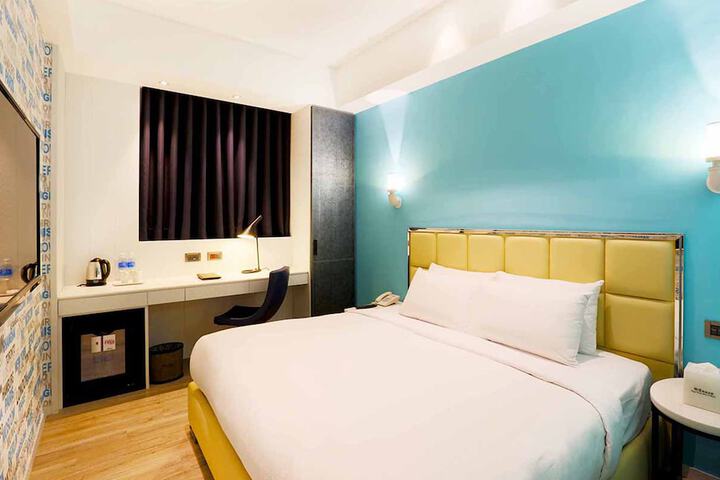 Room 5 of 12