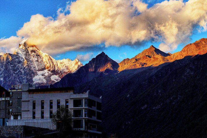 Siguniang Mountain Star Moon Cliff Hotel
