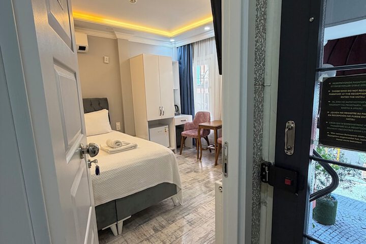 Room 4 of 105