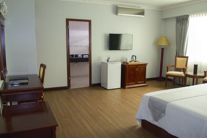 Room 6 of 83