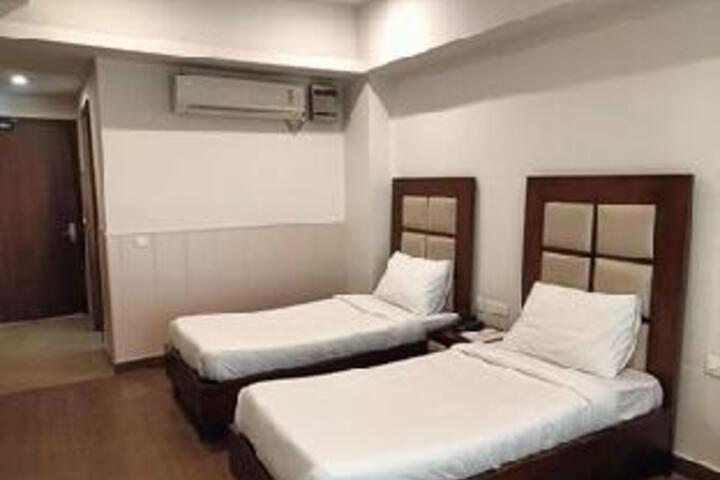 Room 7 of 40