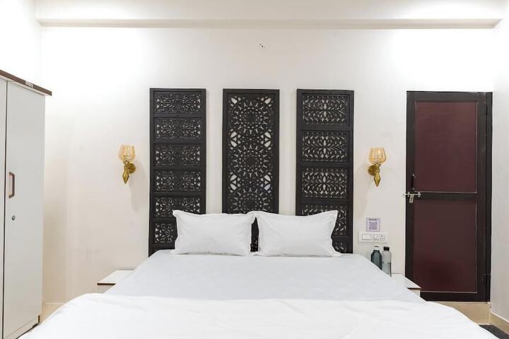Room 9 of 13