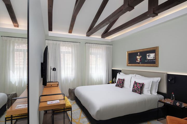 Room 11 of 25