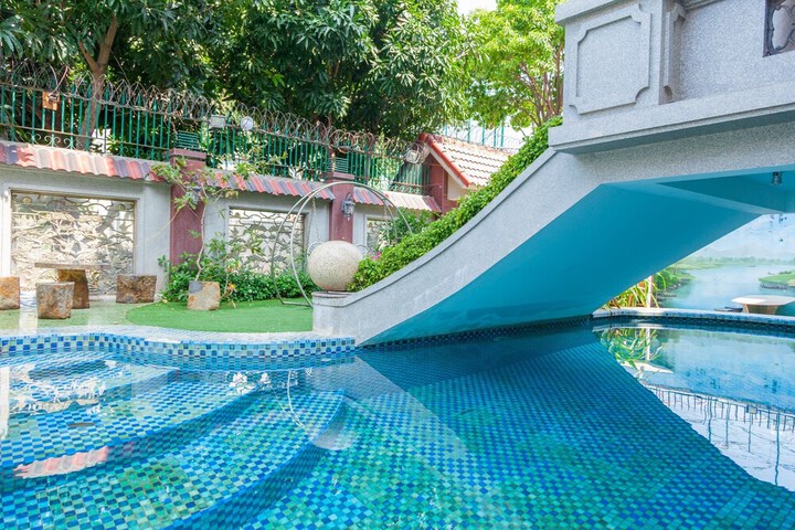 Pool 24 of 39