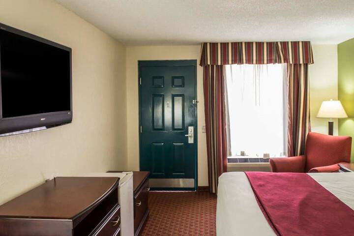 1 King Bed (8 of 9)