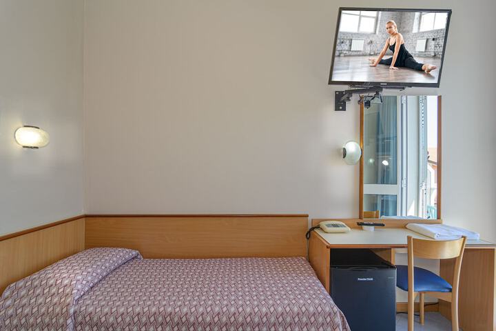 Room 11 of 33
