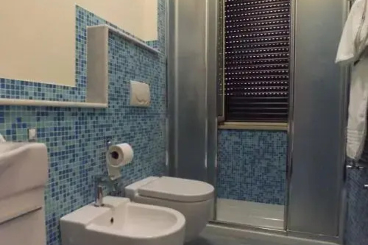 Room 6 of 11