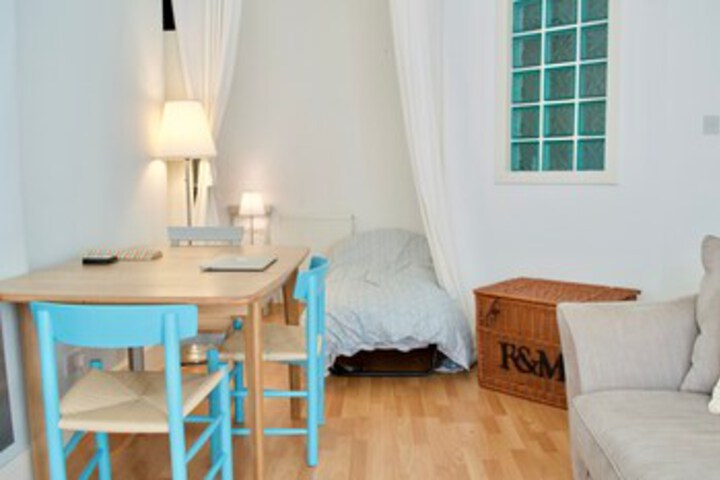 Room 4 of 9