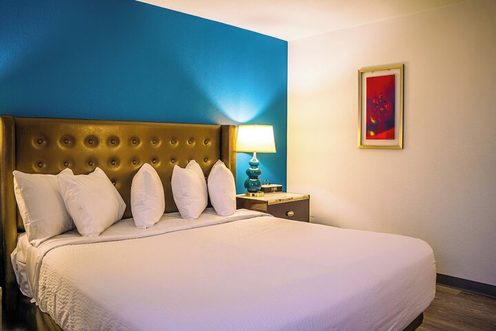 Premium King Bed (6 of 14)