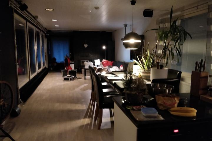 Room 6 of 8