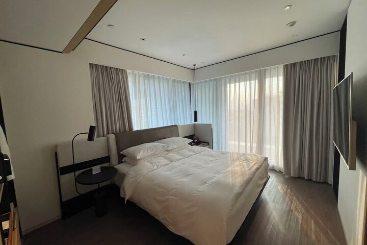 Room 2 of 6