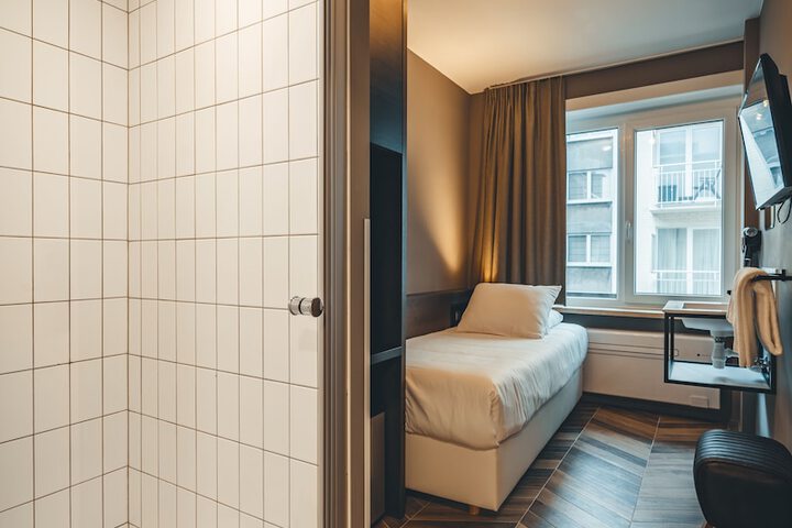 Room 10 of 38