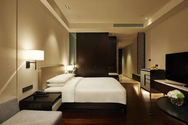 Room 18 of 48