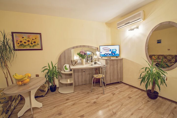 Room 6 of 25