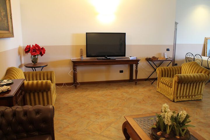 Lounge 92 of 110